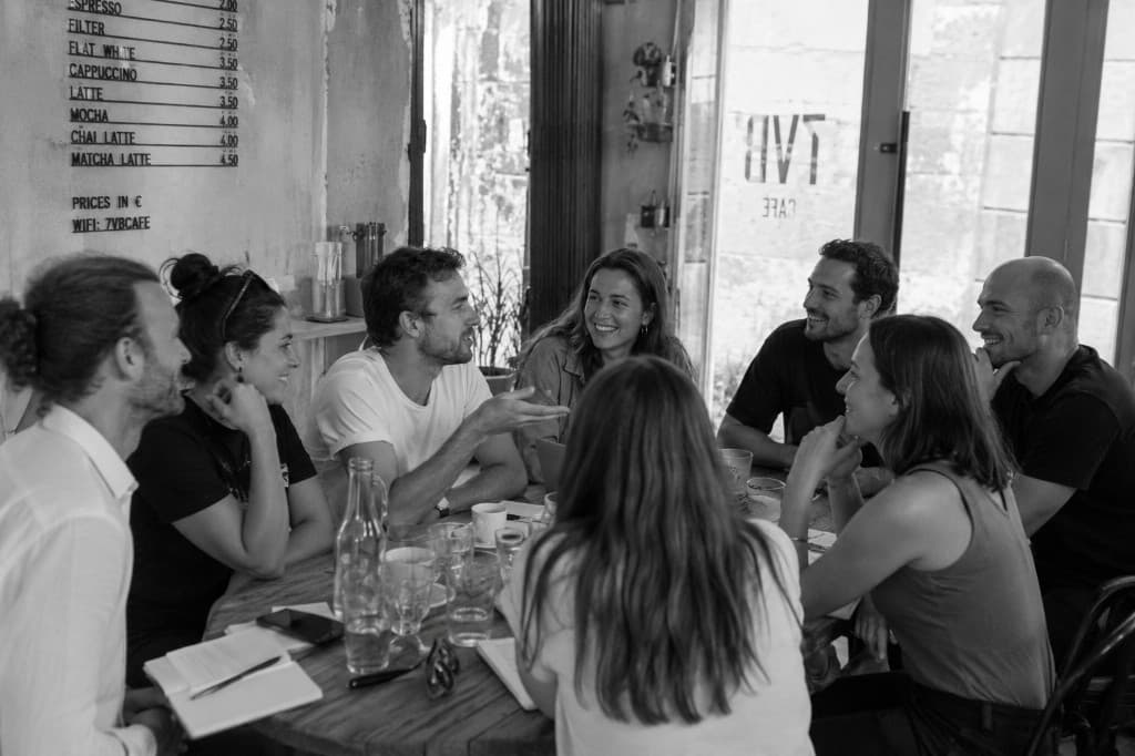 Groupe autour d'une table de café pour pratiquer l'anglais