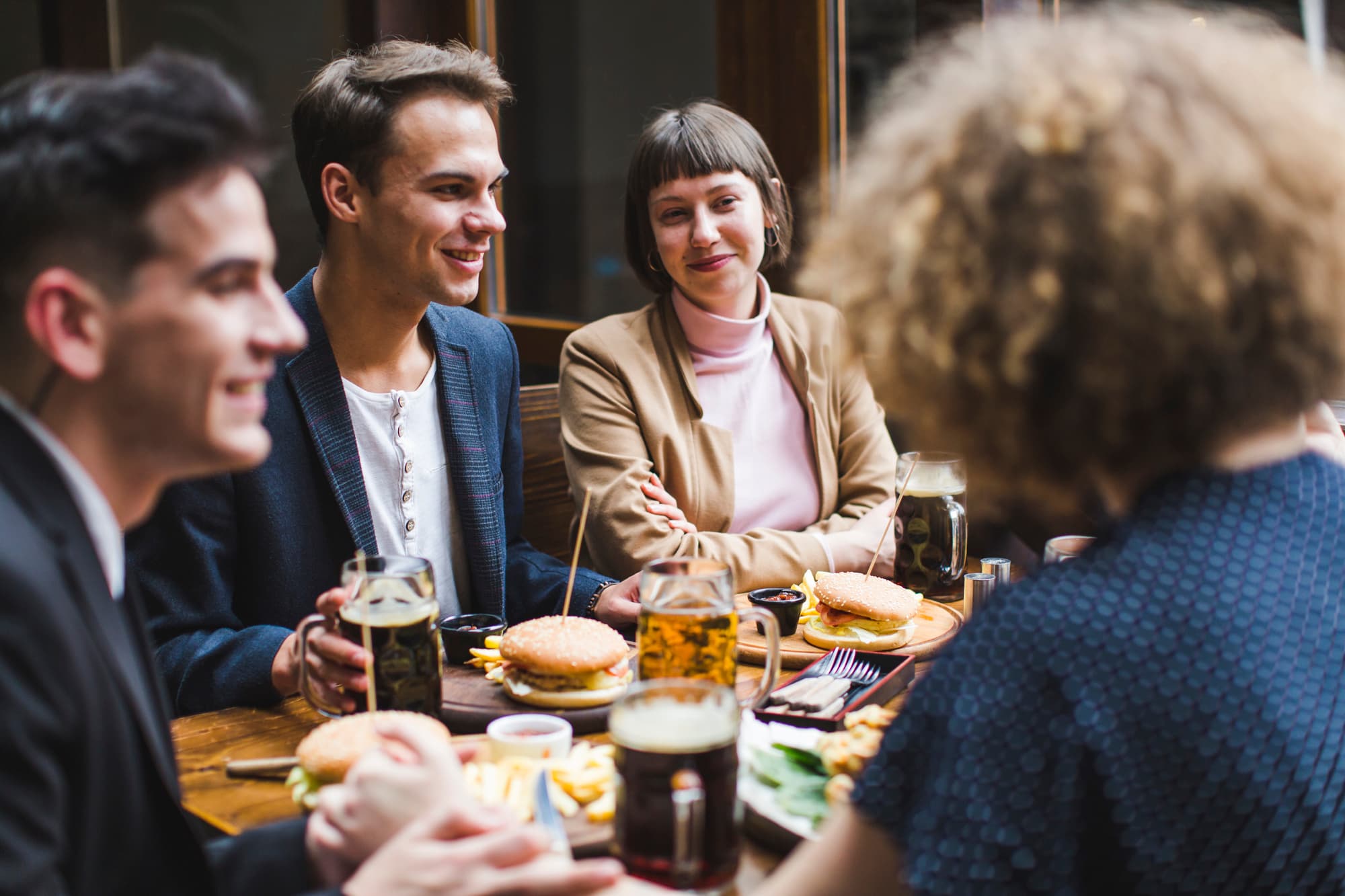 Groupe de jeunes professionnels autour d'une table de restaurant